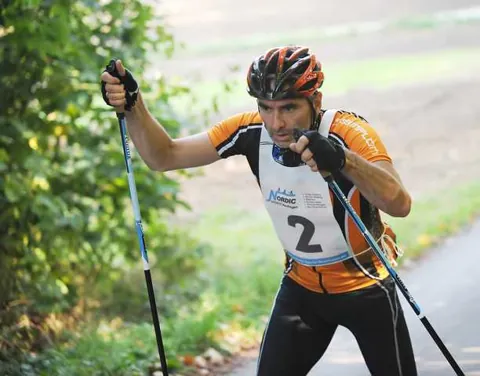 Herbstbiathlon 2009: Cross Skater mit Stöcken auf der Strecke