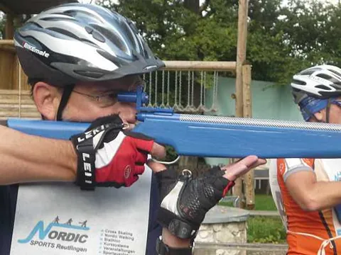 Herbstbiathlon 2010: Schütze mit Helm beim Zielen