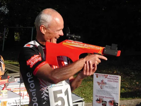 Herbstbiathlon 2011: Schütze mit rotem Laser-Gewehr