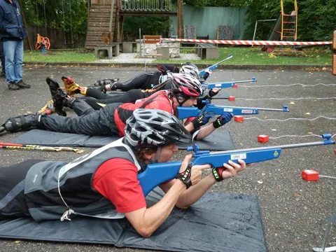 Herbstbiathlon 2012: Liegendschießen in einer Reihe